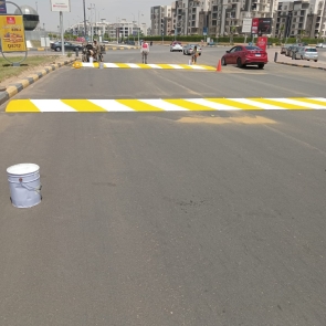 كلف جهاز تنمية مدينة الشيخ زايد الادارات المختصة بدهان المطبات بعدد من الشوارع الرئيسية بمدينة الشيخ زايد صباح اليوم الاحد.