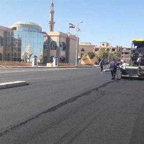 يبدأ جهاز مدينة الشيخ زايد مساء اليوم - الاحد - في اعمال اسفلت الطبقة السطحية بمدخل المدينة رقم 3.